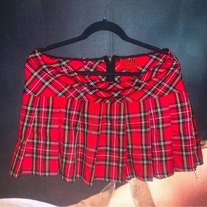 Red, black, yellow, white low waisted pleated skirt